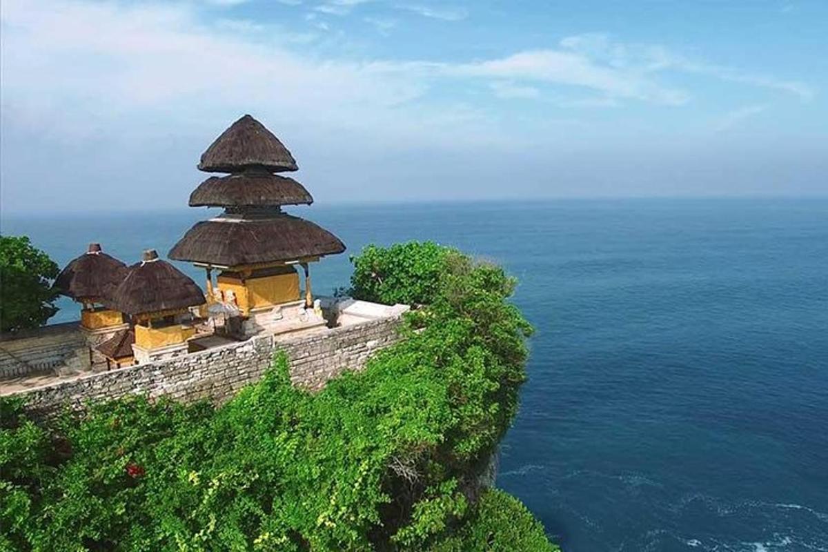 un edificio su una scogliera vicino all'oceano