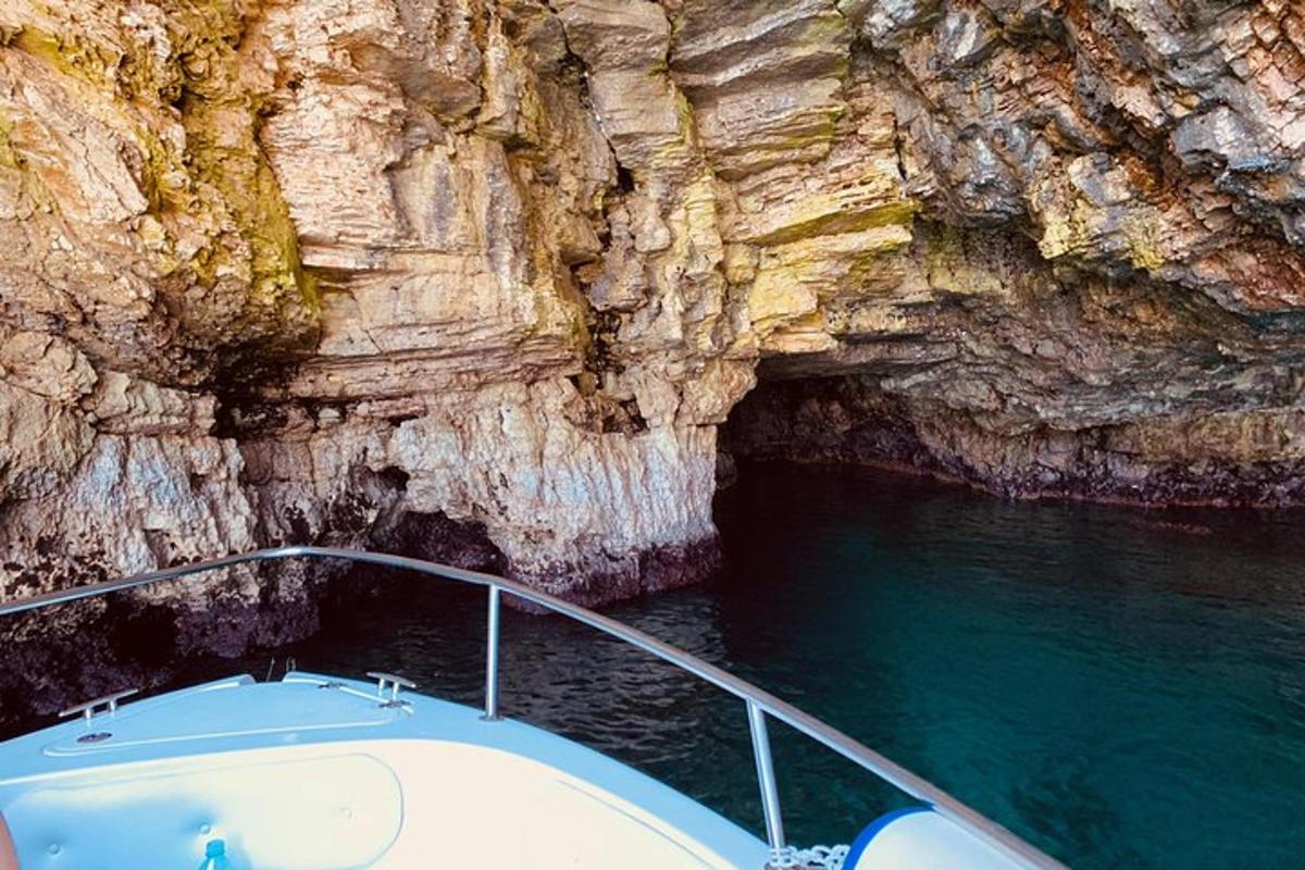 en båt i vattnet bredvid en grotta