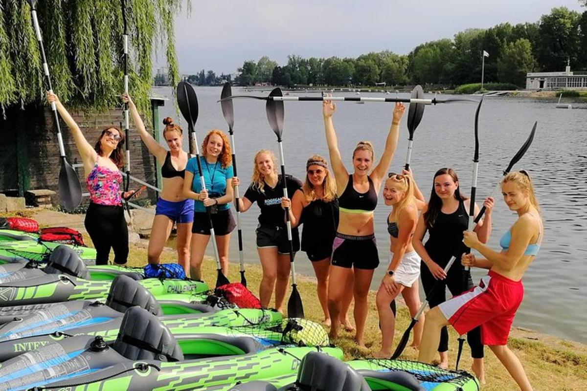 un gruppo di donne in piedi accanto all'acqua con le loro pagaie