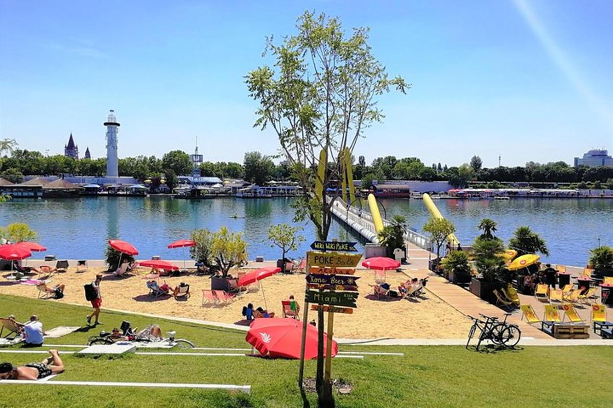 un gruppo di persone sedute sulla spiaggia vicino all'acqua