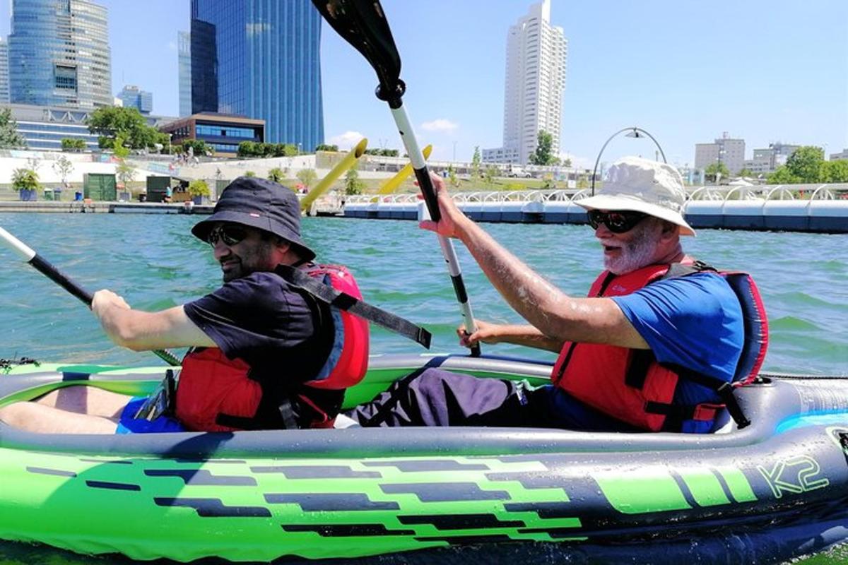 due uomini in kayak sull'acqua
