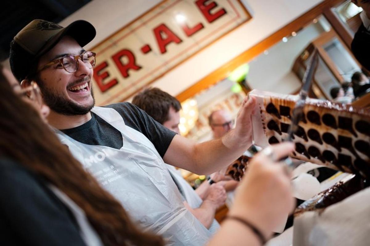een groep mensen die in een kapperszaak staan