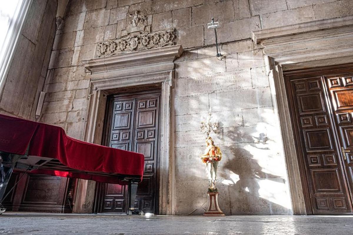 ένα κτίριο με ένα άγαλμα μπροστά σε μια πόρτα