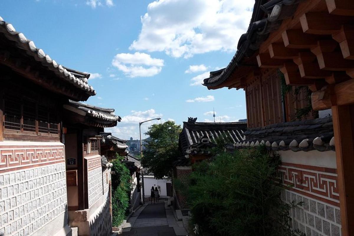 亚洲某城市两栋建筑之间的小巷
