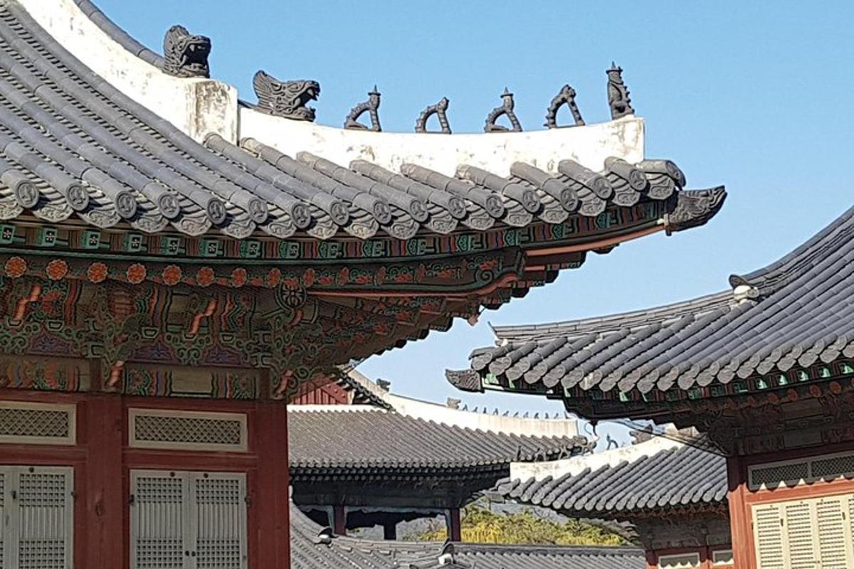 bumbung bangunan dengan sekumpulan burung di atasnya