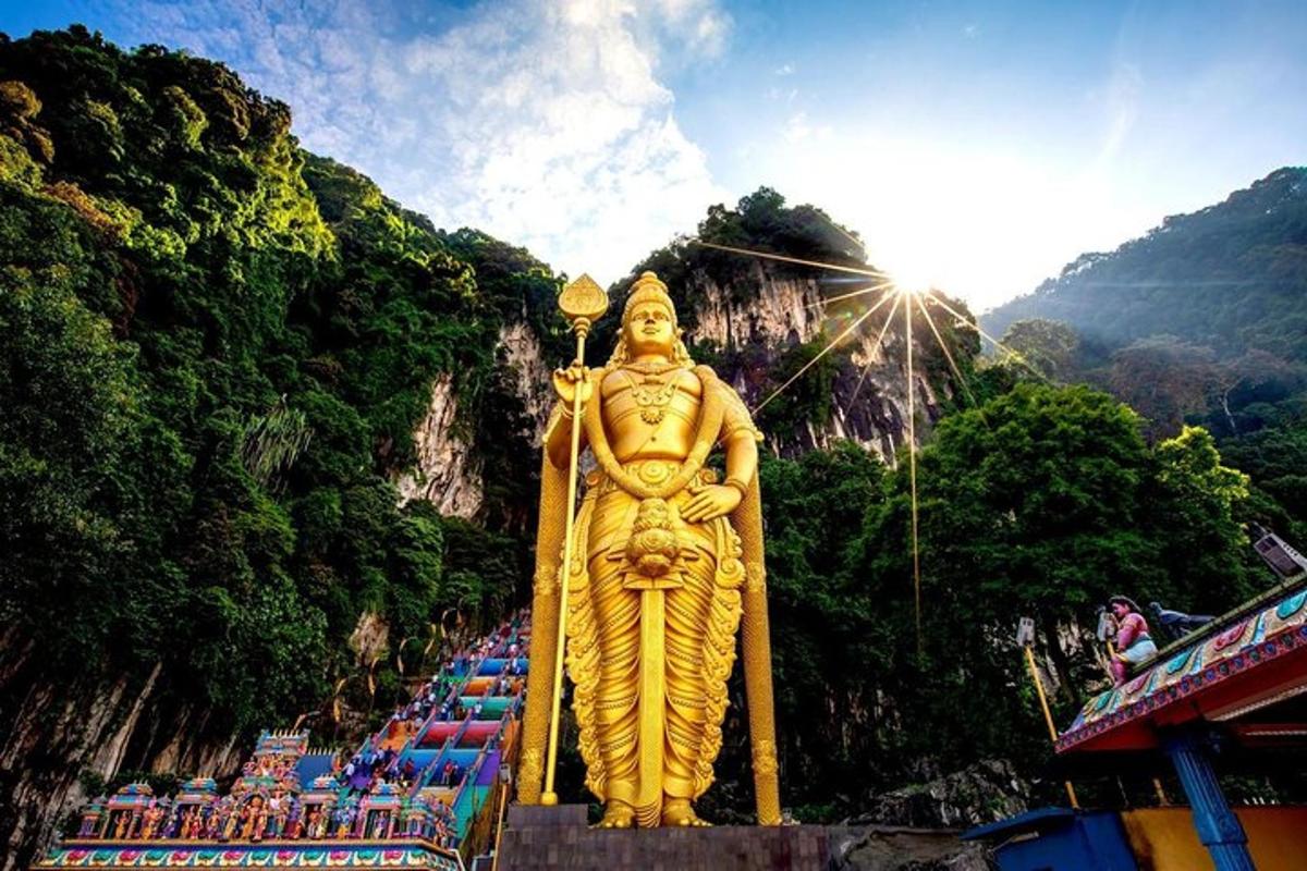 una grande statua di un uomo in piedi di fronte a una montagna