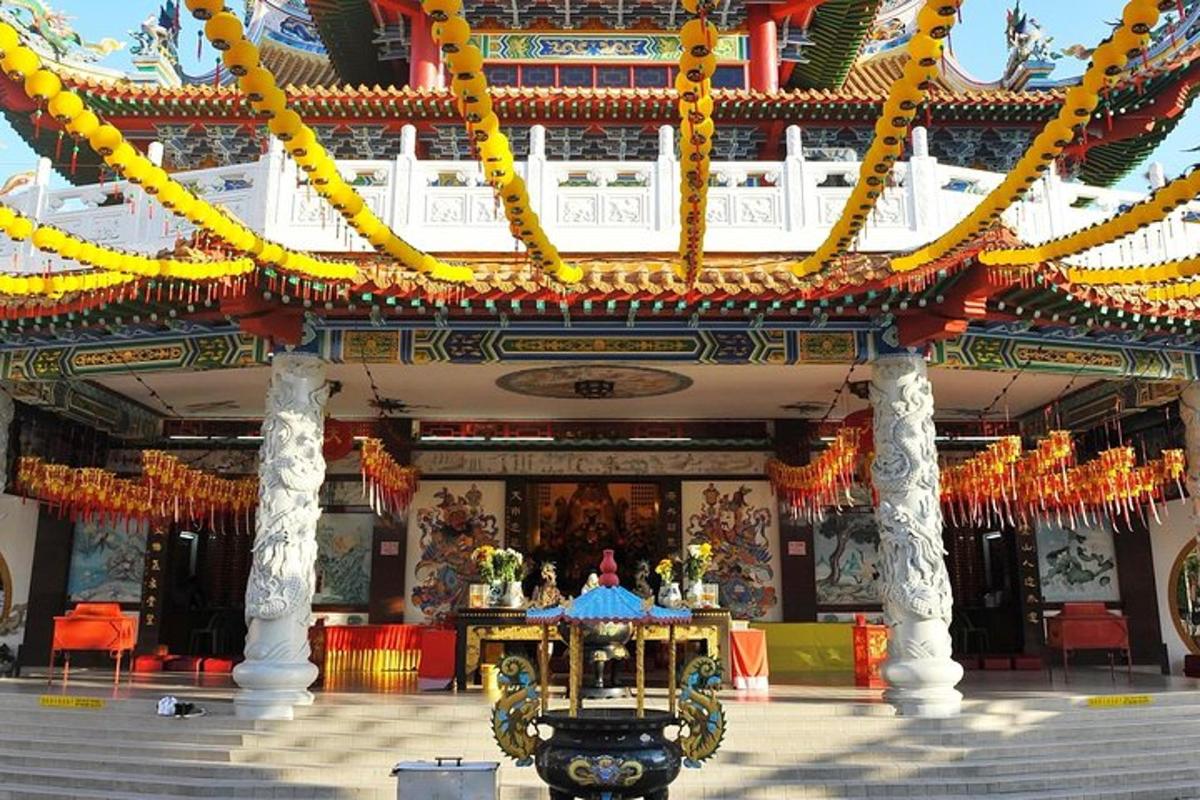 un tempio con una grande struttura in un edificio