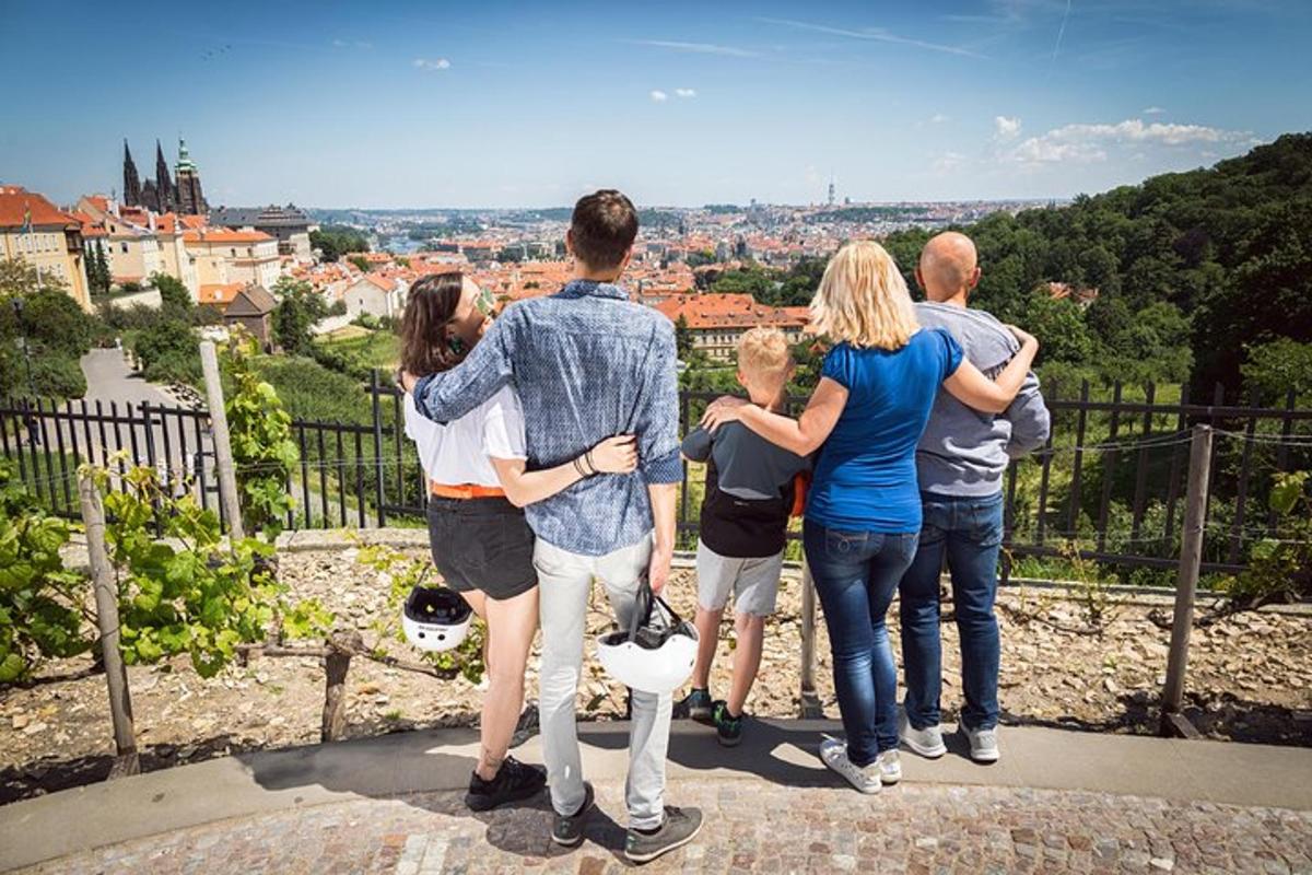 grupp inimesi, kes seisavad kaljul ja vaatavad linna