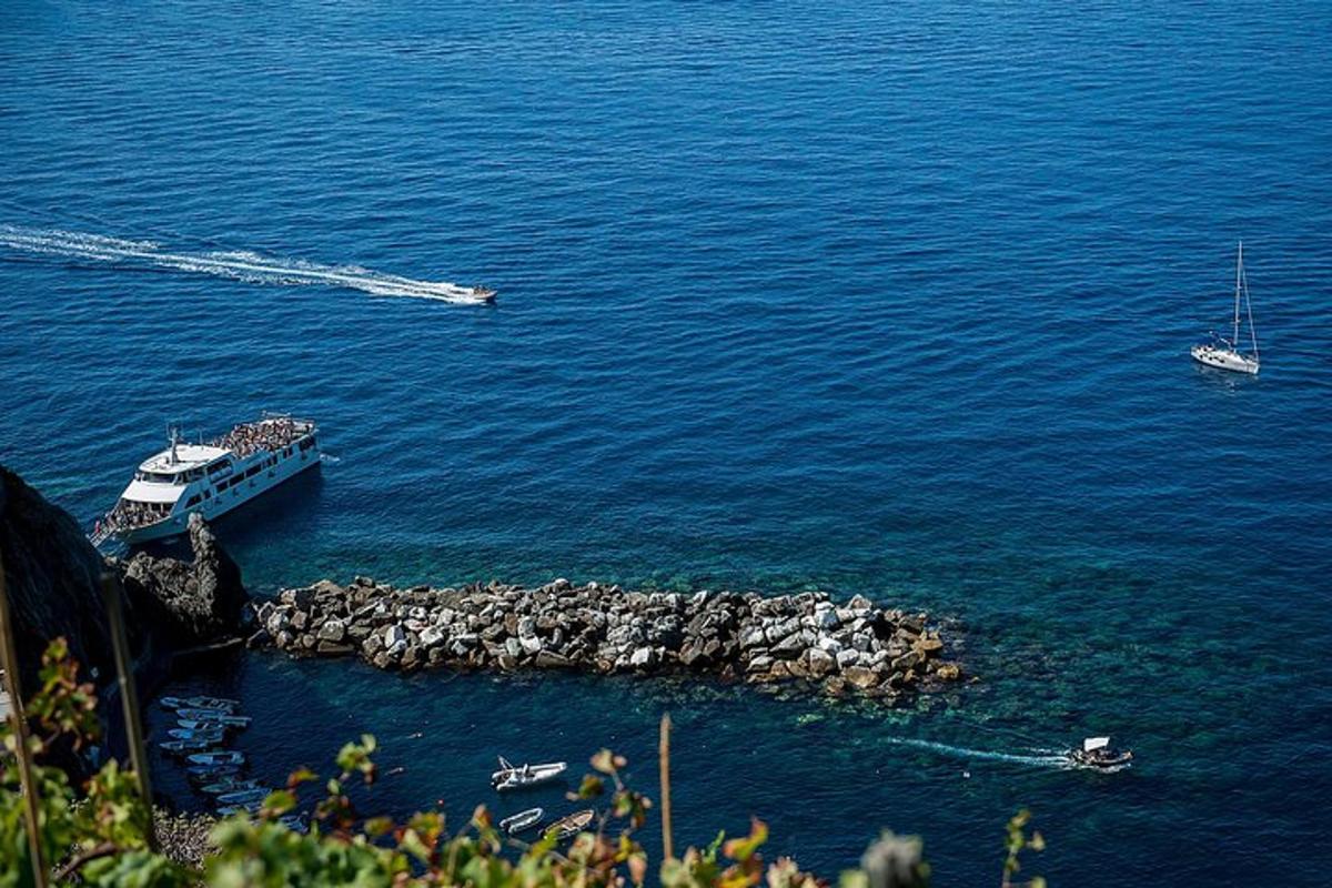 un vaixell a l'aigua al costat d'una illa rocosa