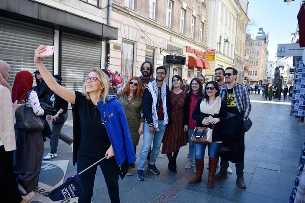 žena fotící skupinu lidí na ulici
