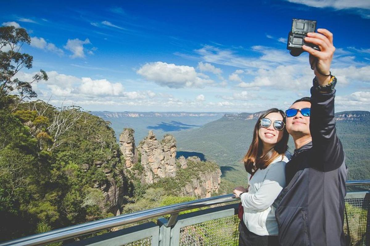 ein Mann und eine Frau machen ein Foto von den Blue Mountains