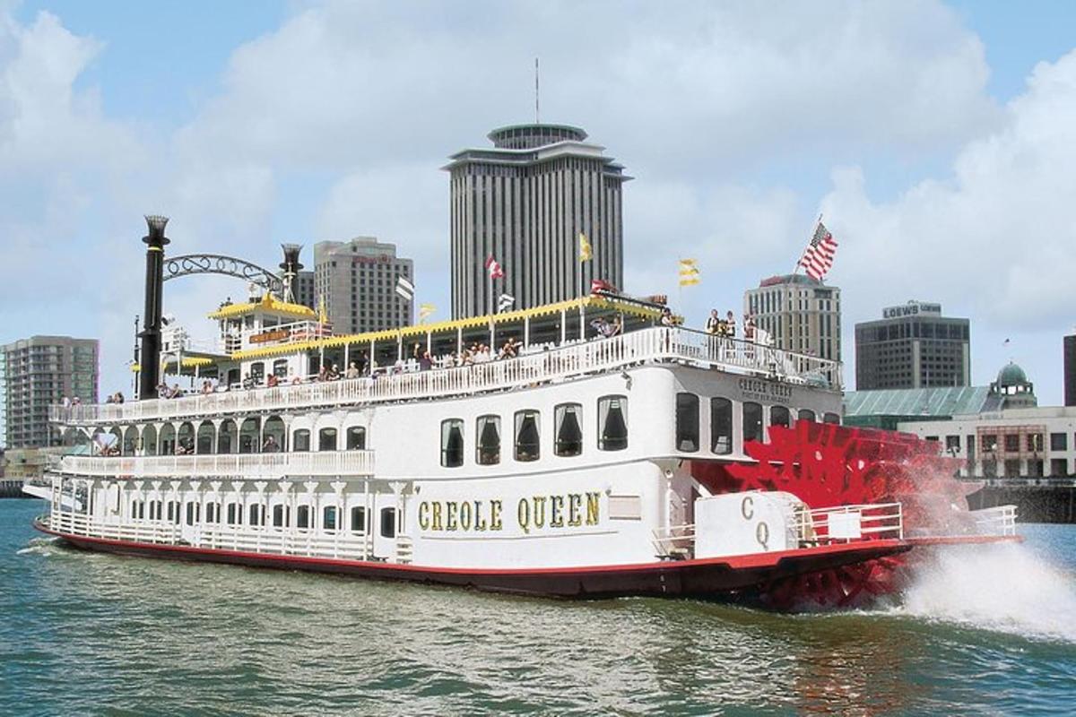 ein Kreuzfahrtschiff auf dem Wasser mit einer Stadt