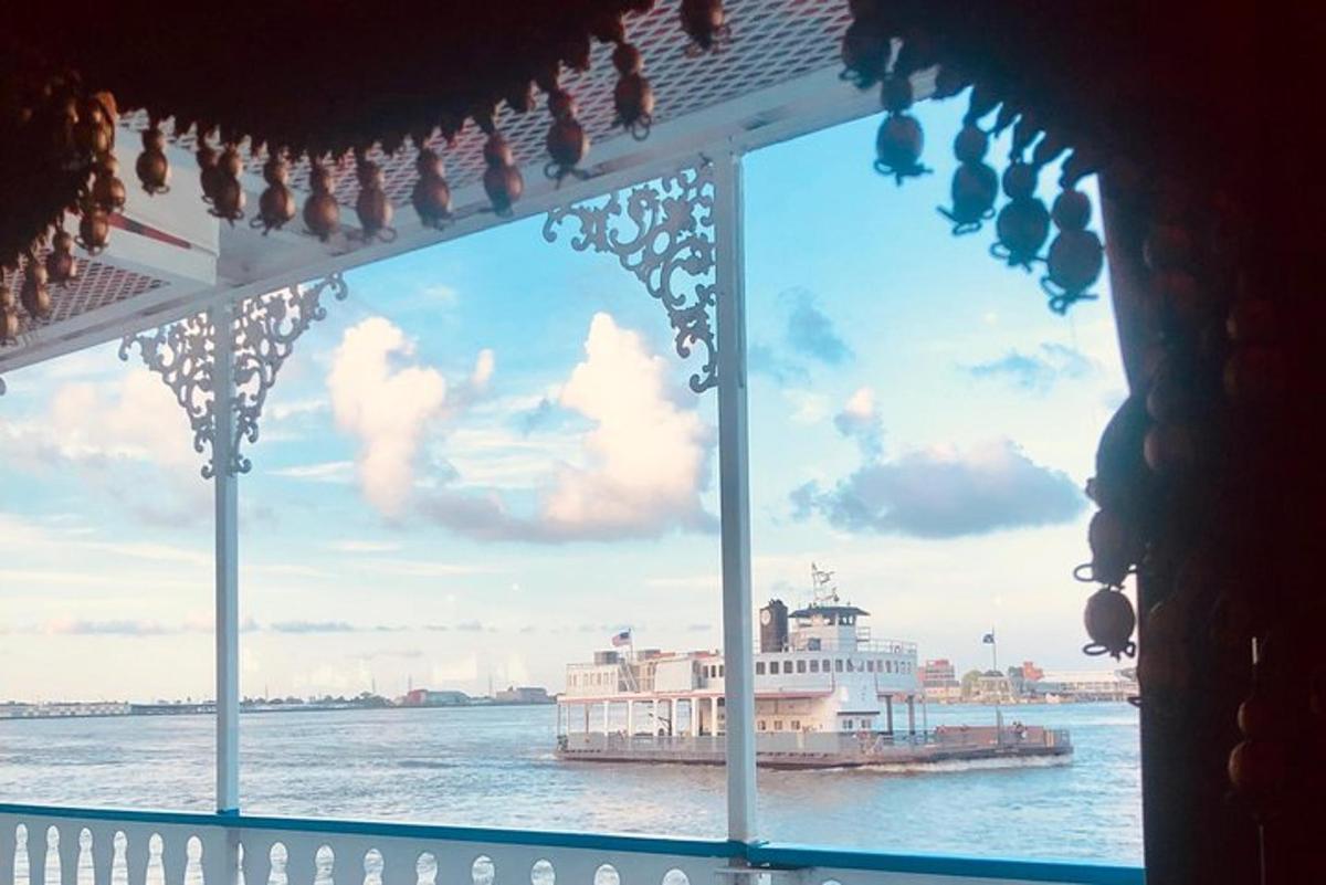 ein Fenster mit Blick auf ein Boot im Wasser