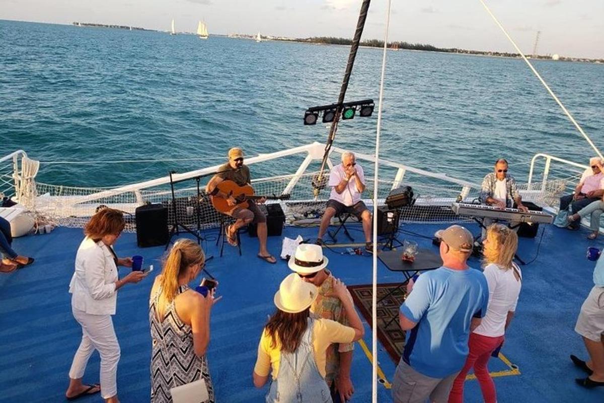 um grupo de pessoas em um barco na água