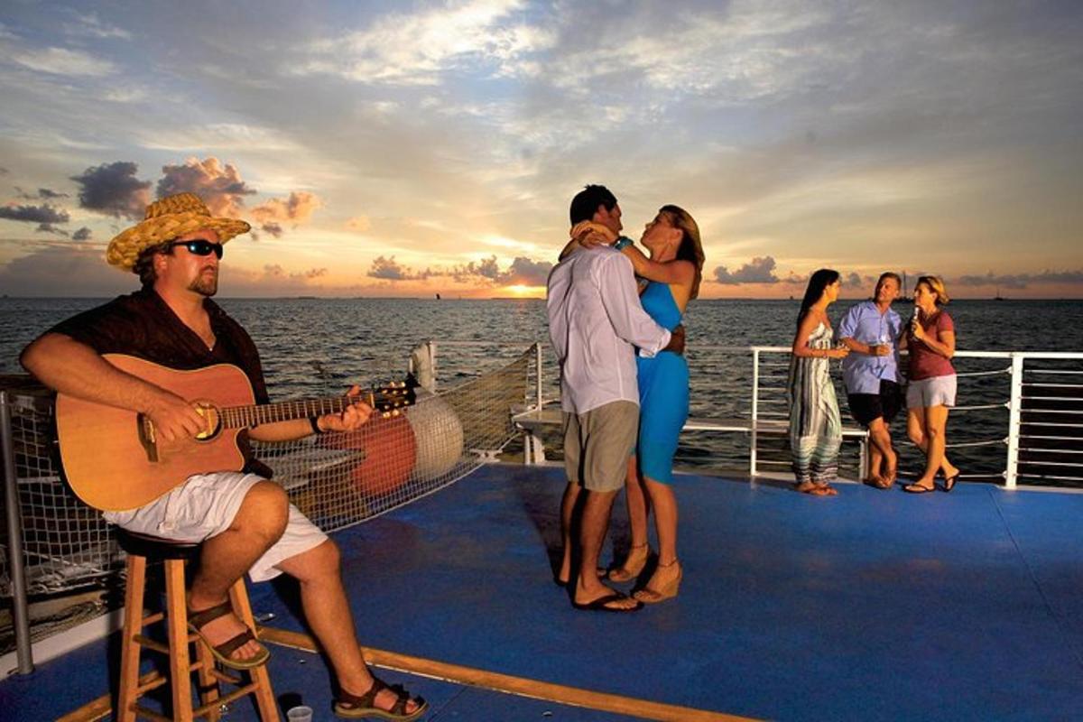 um grupo de pessoas em um navio de cruzeiro tocando violão