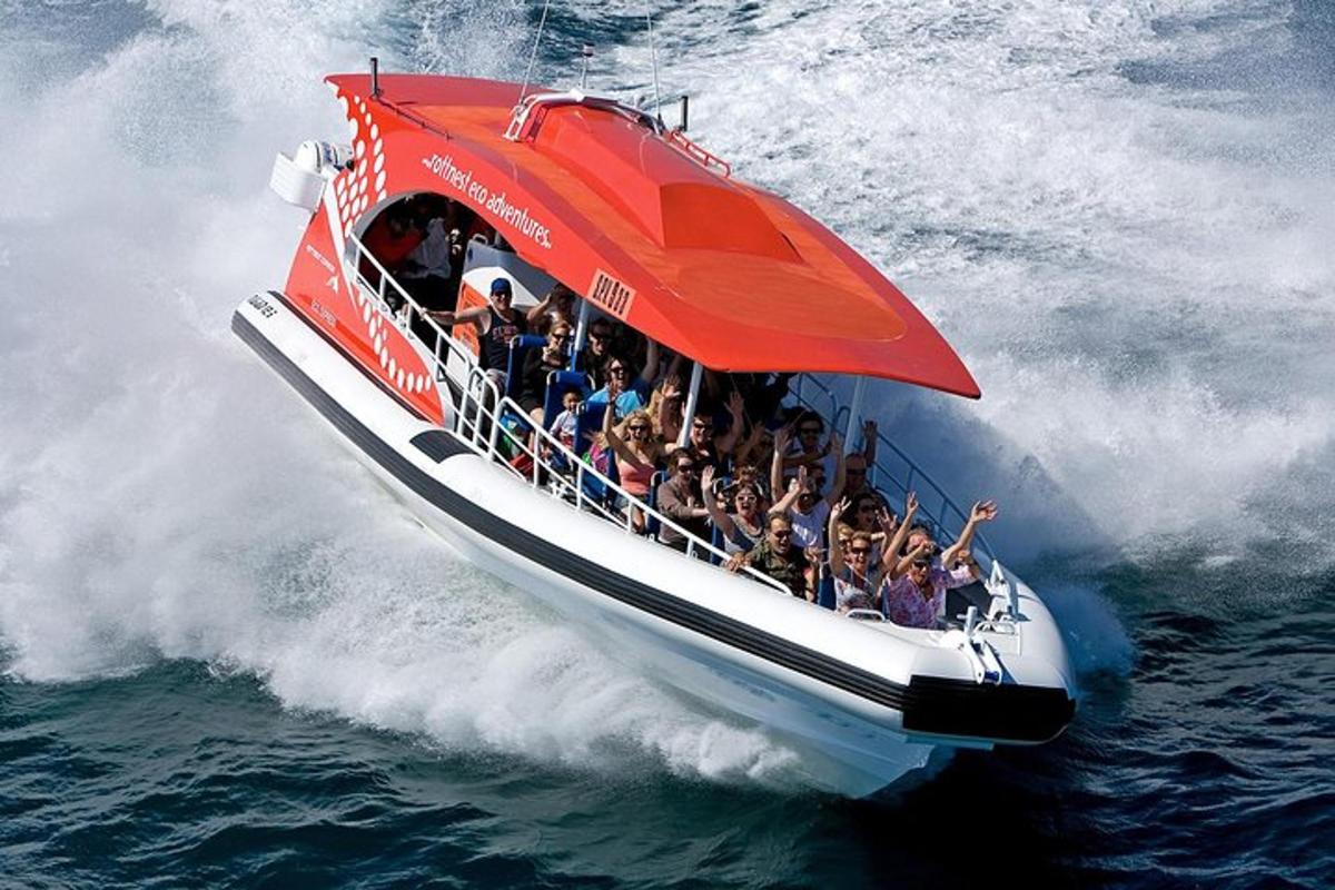 un gruppo di persone a bordo di una barca in acqua