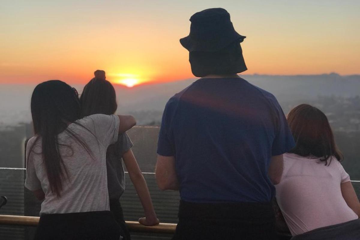 un gruppo di persone che guarda il tramonto
