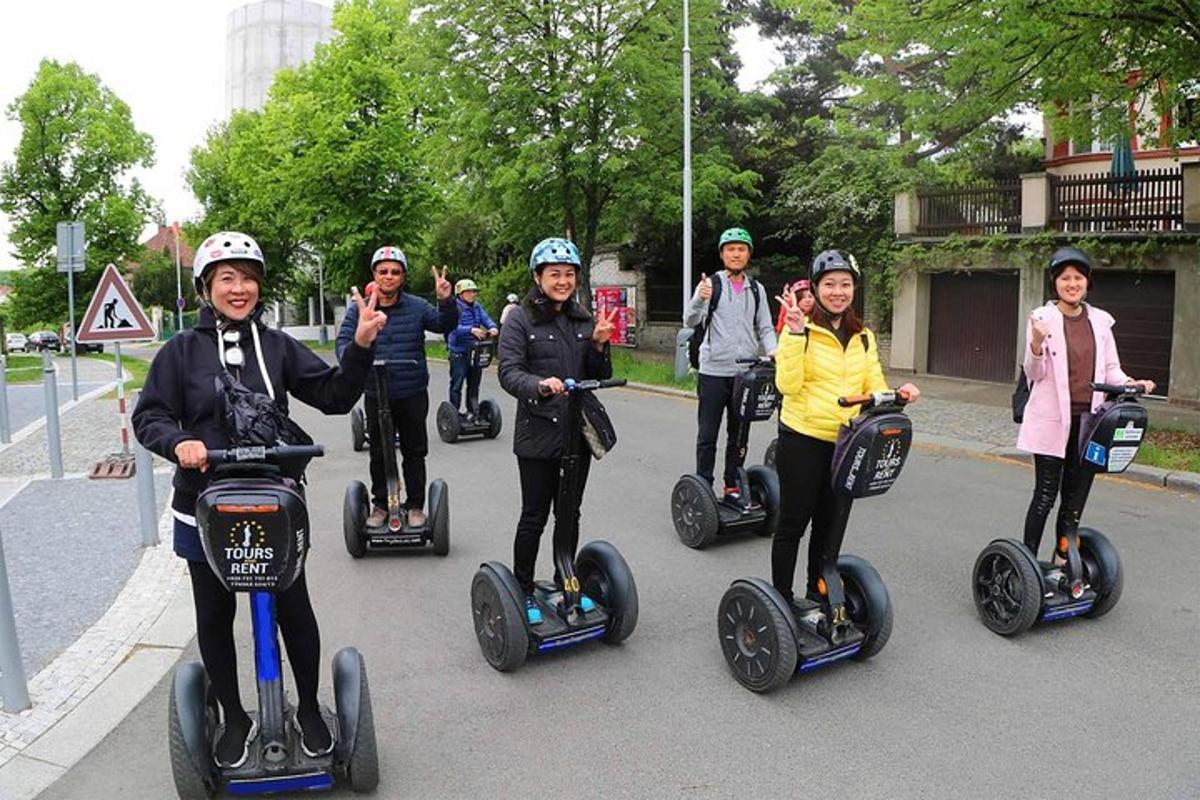 Hópur fólks sem hjólar á Segway eftir götu