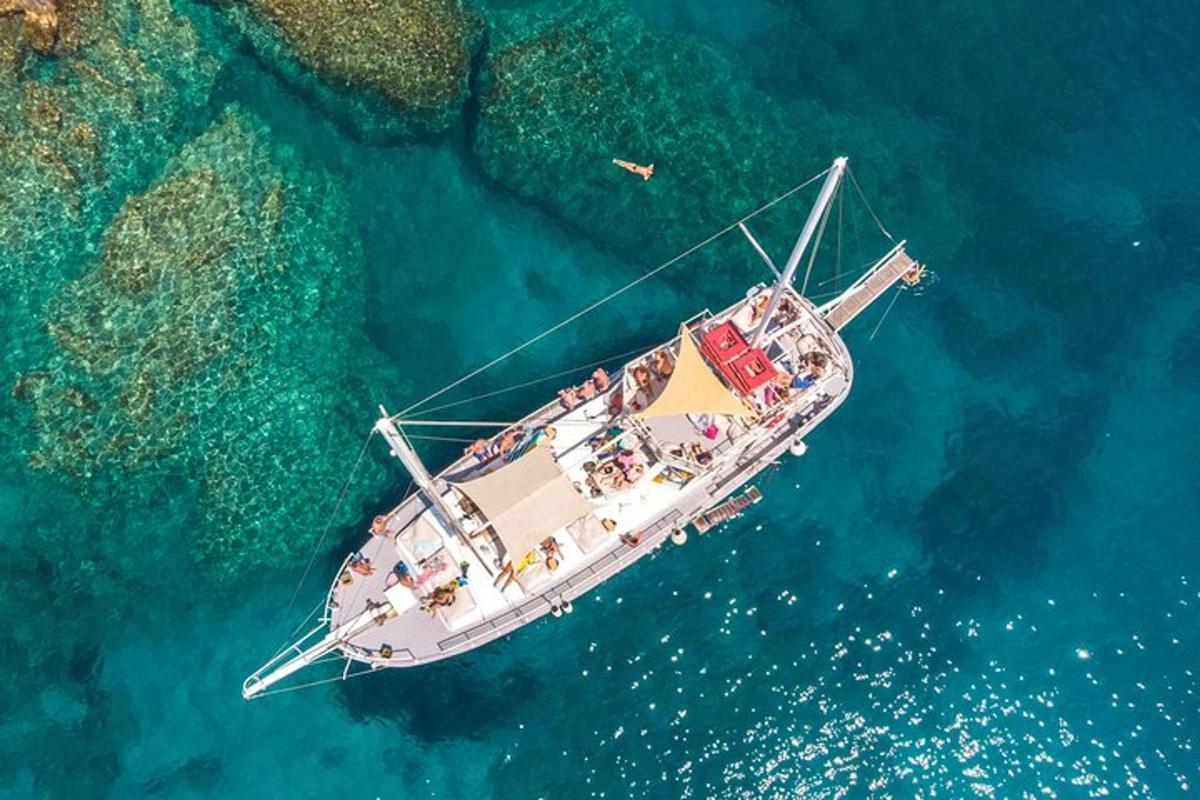 uma visão aérea de um barco na água