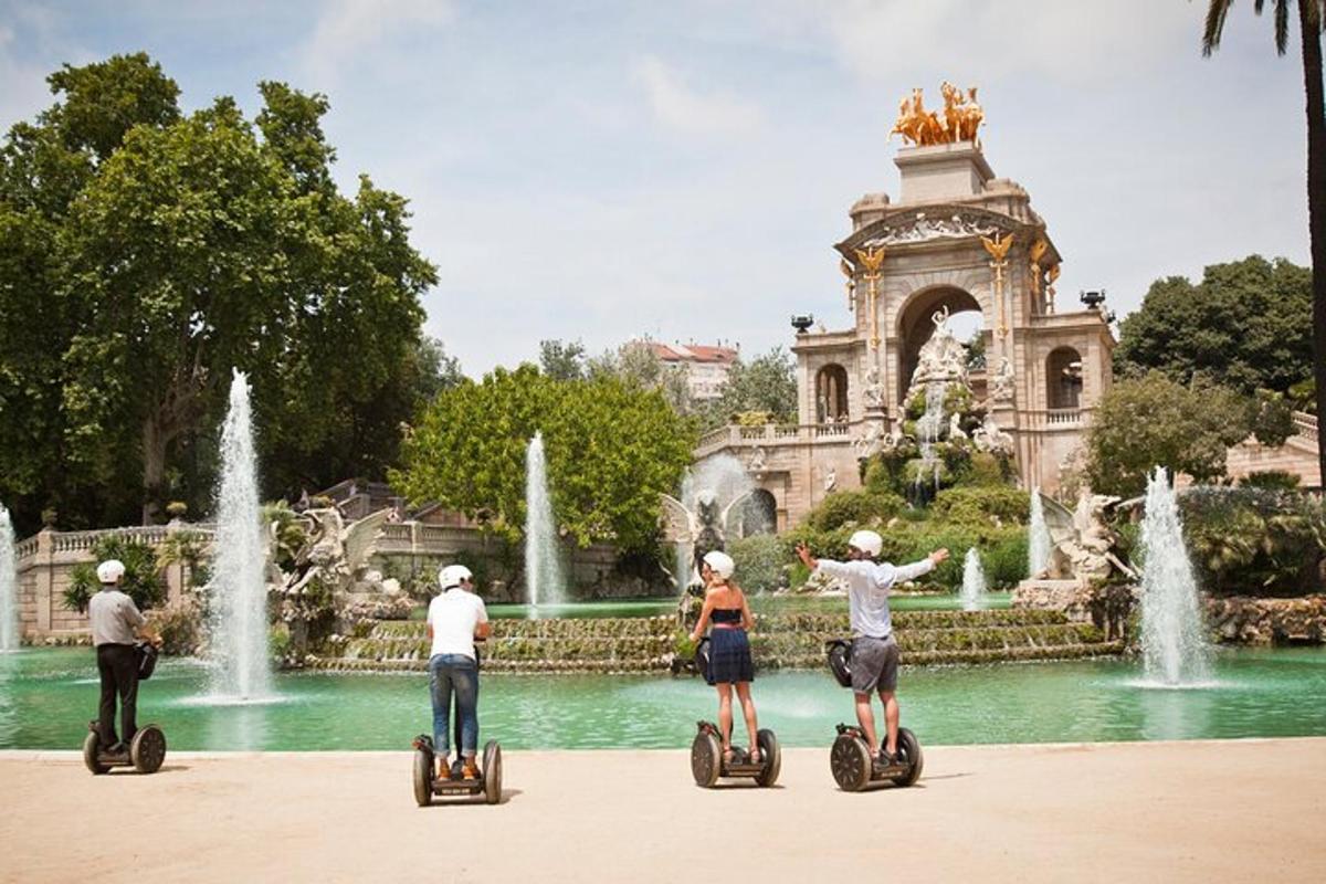 ryhmä ihmisiä ajamassa segwayillä suihkulähteen edessä