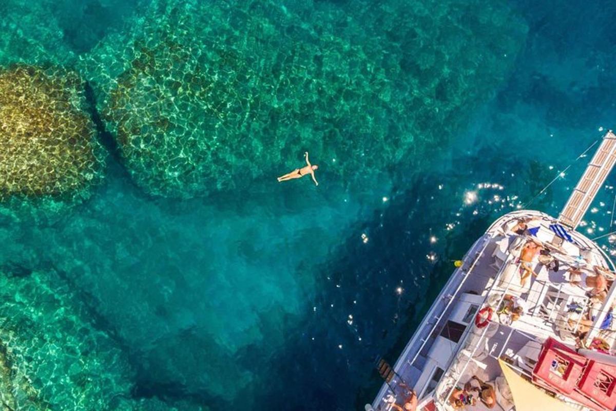 una vista aerea di una barca in acqua
