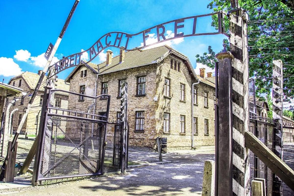 una porta oberta davant d'un edifici antic