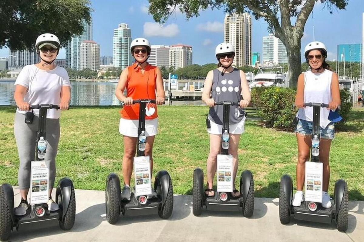 Fjögurra manna hópur sem hjólar á Segway-hjólum