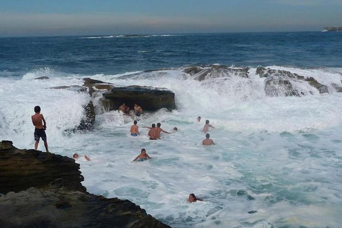 Skupina lidí plave v oceánu