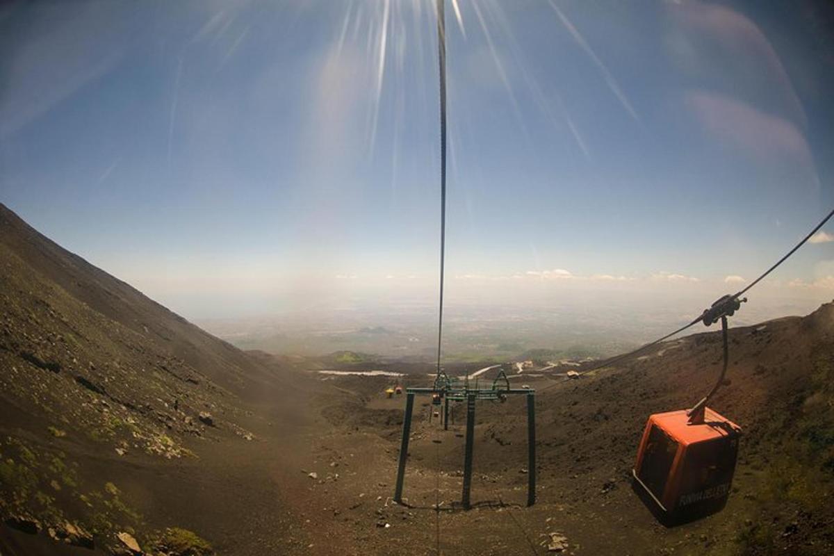 gondola visící z lana na hoře