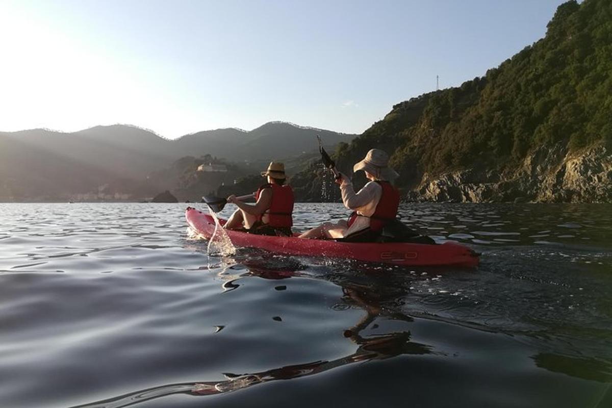 zwei Personen sitzen auf einem Kajak im Wasser