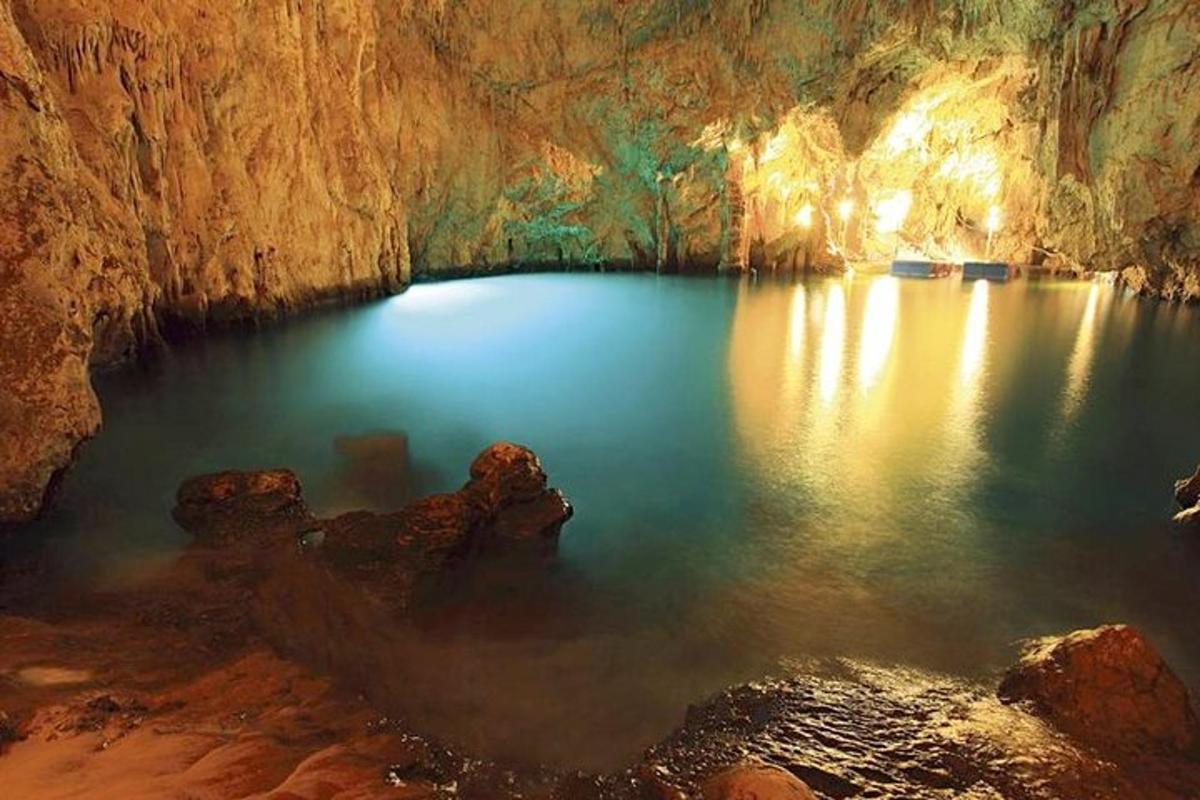 una cova amb un gran estany d'aigua