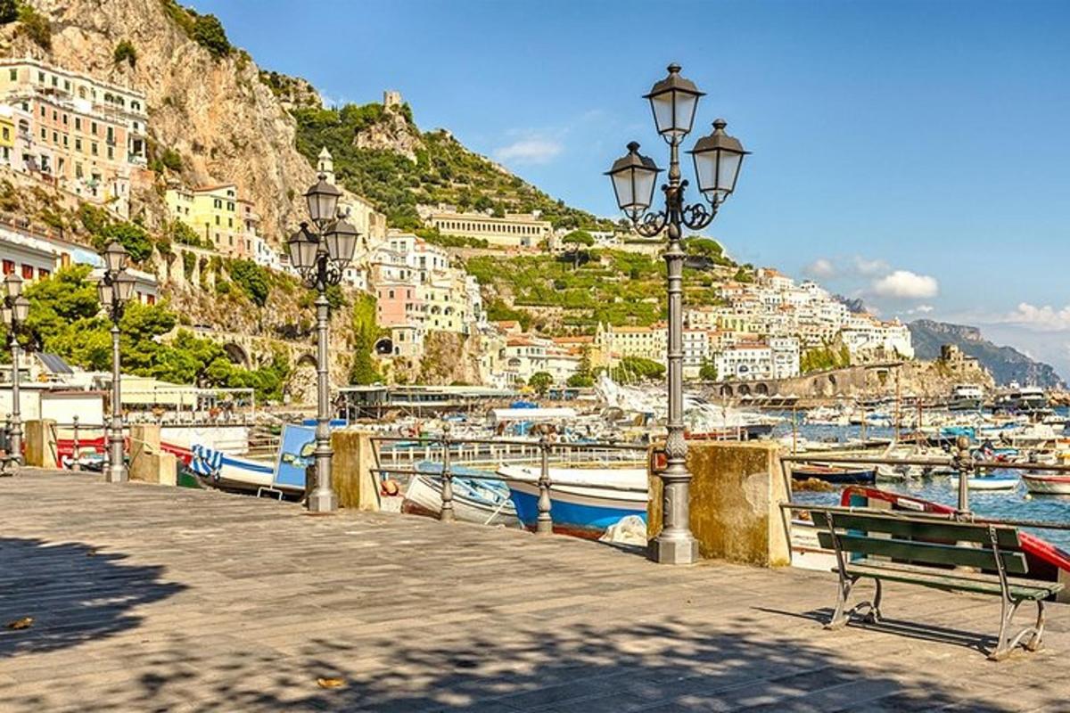un molo con una panchina e barche in un porto