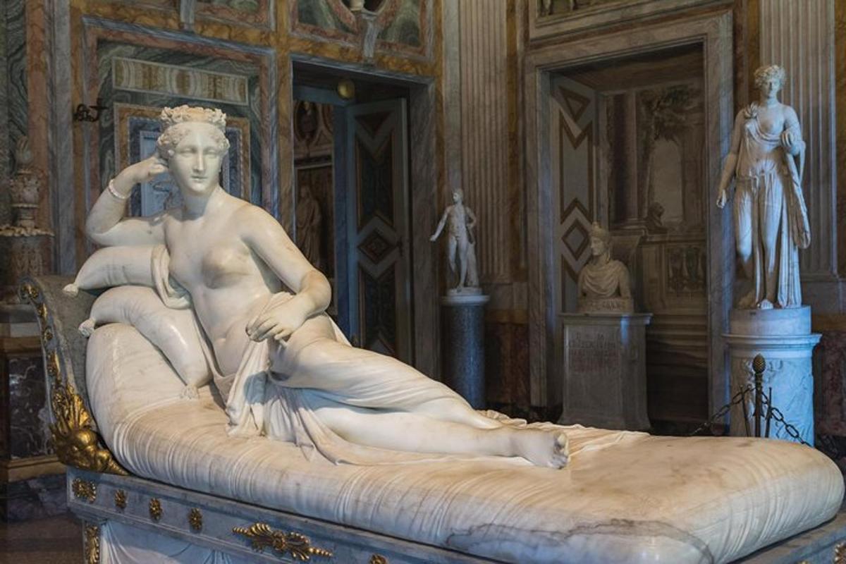 una statua di un uomo nudo seduto su un letto