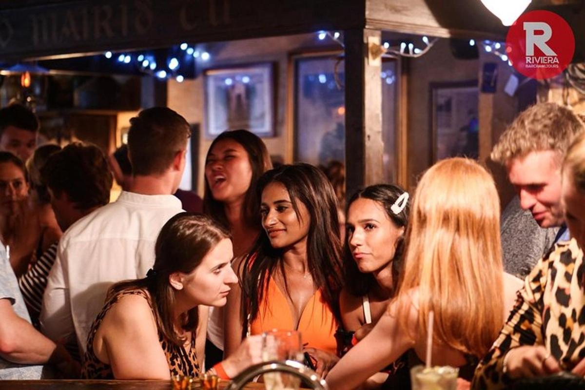 un gruppo di persone in piedi in un bar