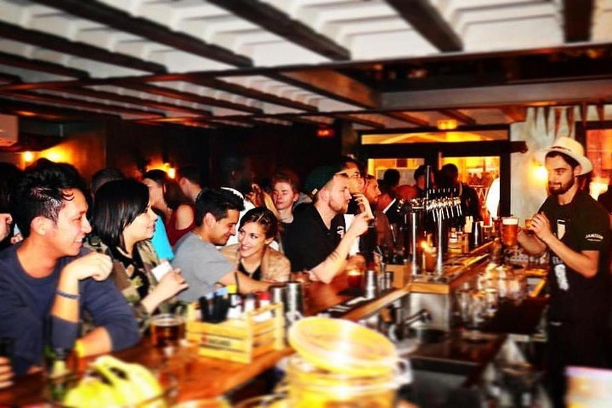 um grupo de pessoas sentadas em um bar