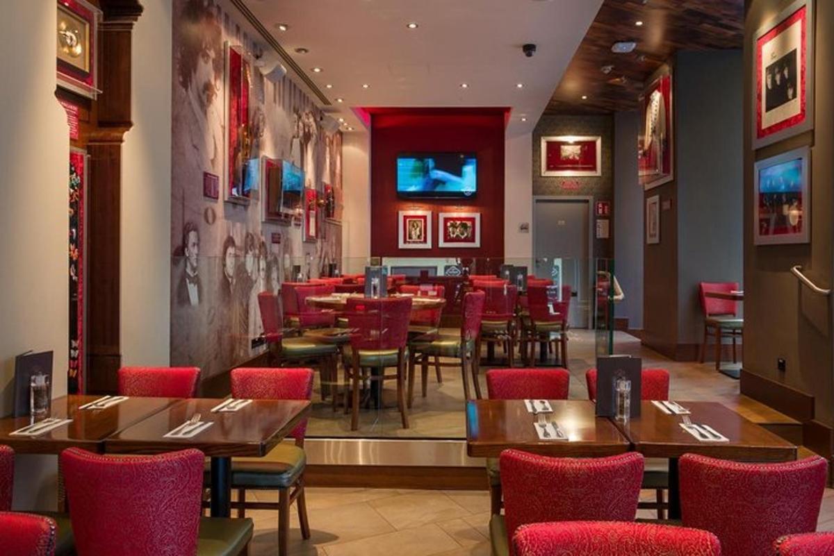 ein Restaurant mit Holztischen und roten Stühlen