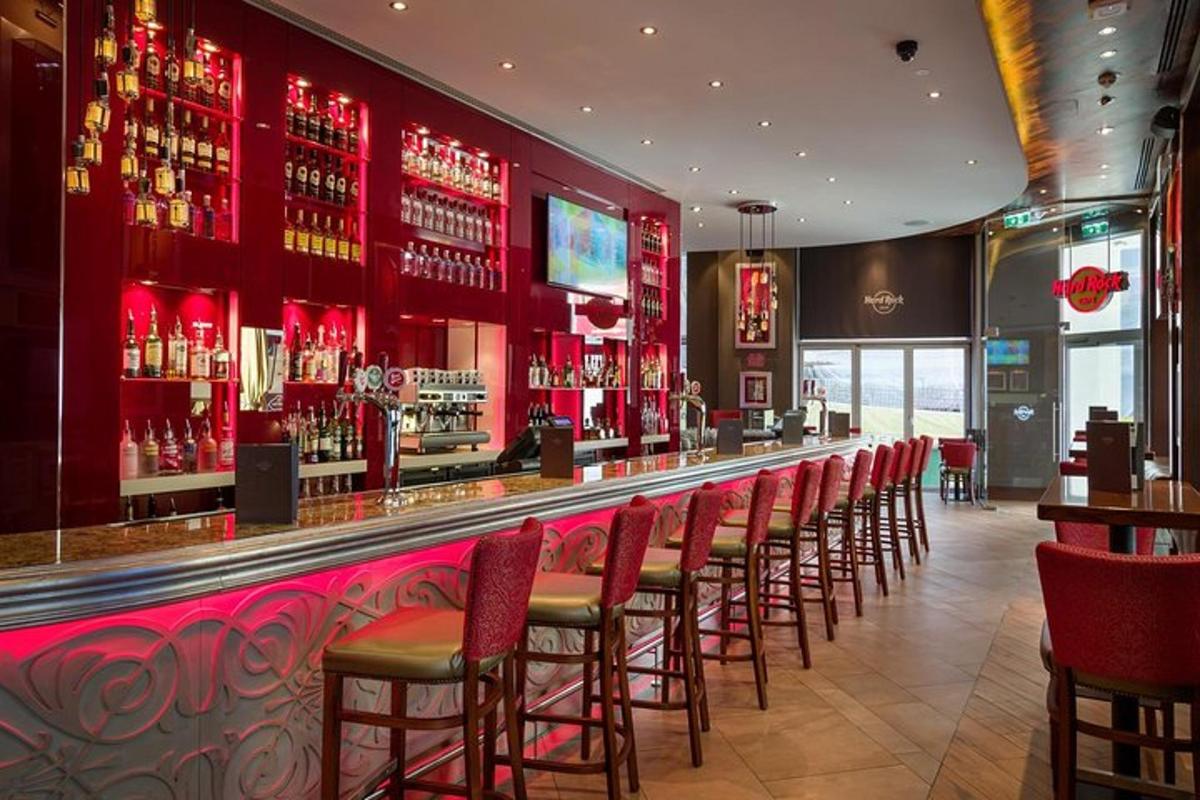 un bar amb una filera de tamborets vermells
