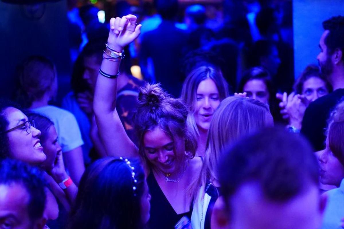 un gruppo di persone in mezzo alla folla a una festa