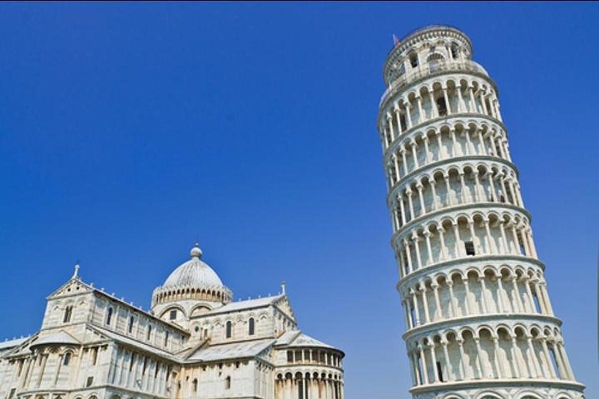 una imatge de la torre inclinada de la catedral