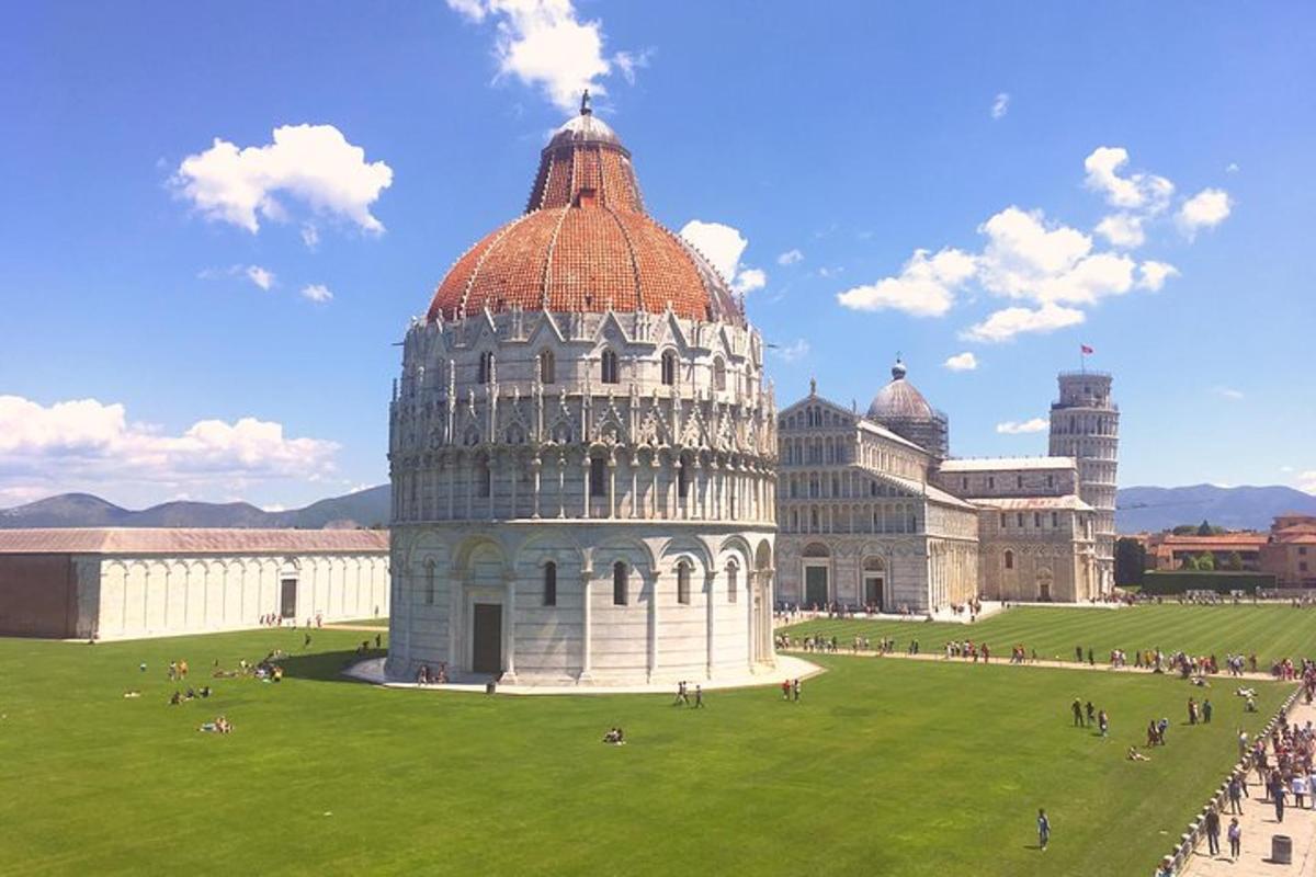 un edifici amb una torre inclinada al mig d'un camp