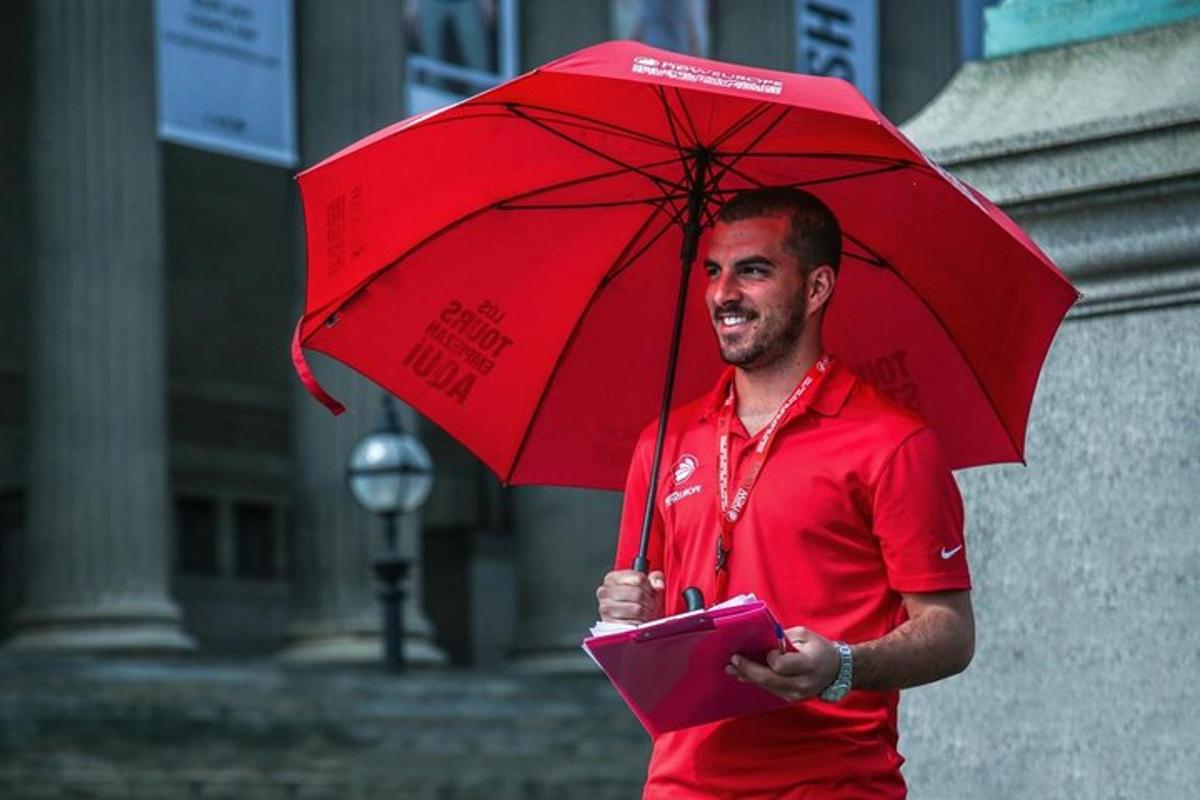 egy piros inges férfi piros esernyőt tartva
