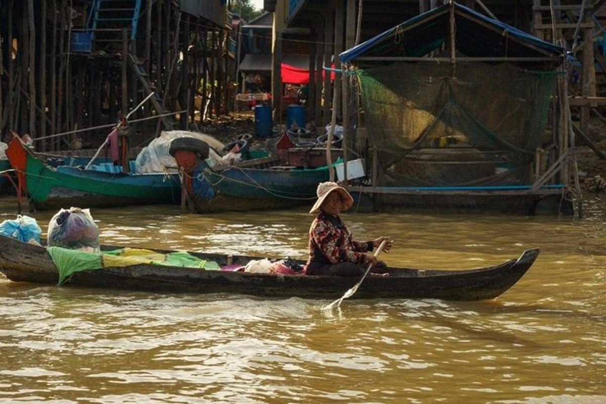 uma mulher está remando um barco na água