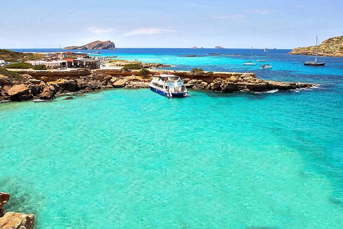 bot di dalam air di sebelah pantai