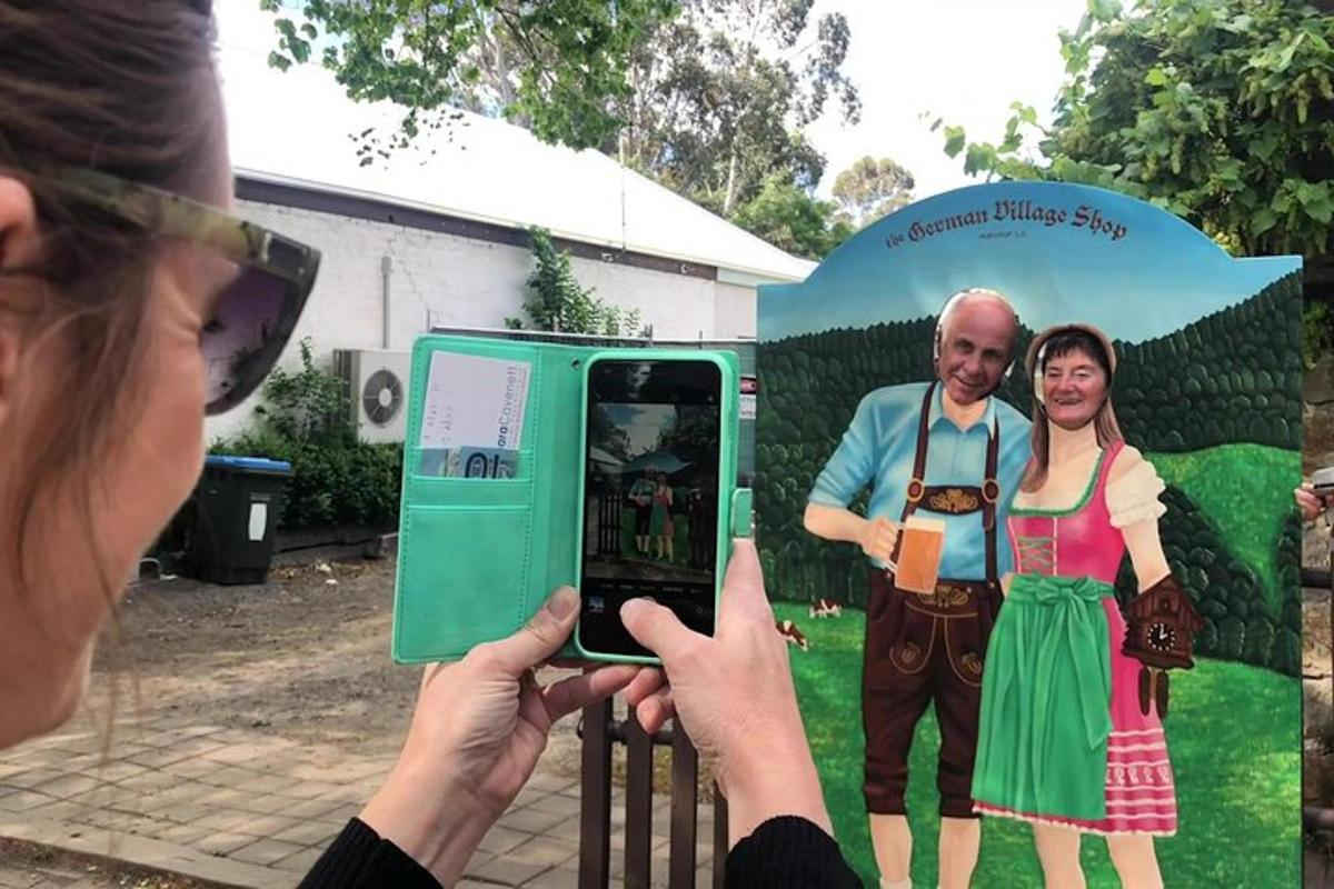 o femeie care fotografiază un bărbat costumat