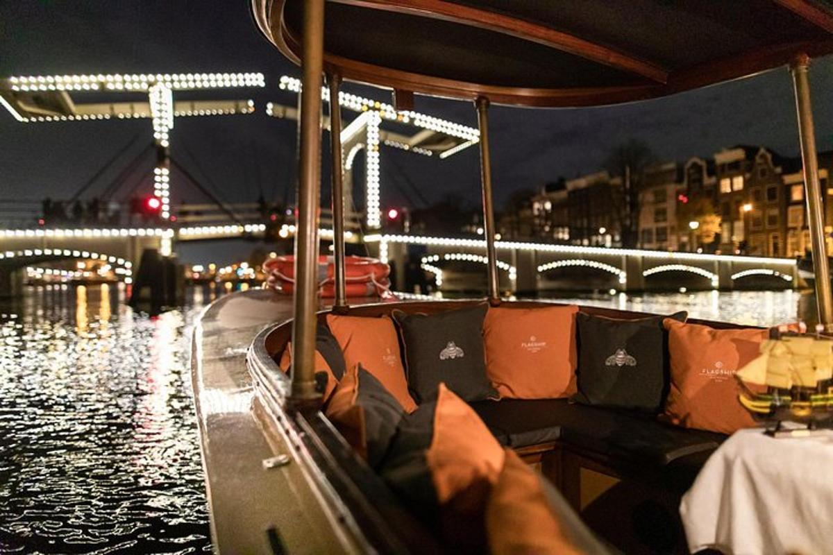 een boot op het water 's nachts met een brug
