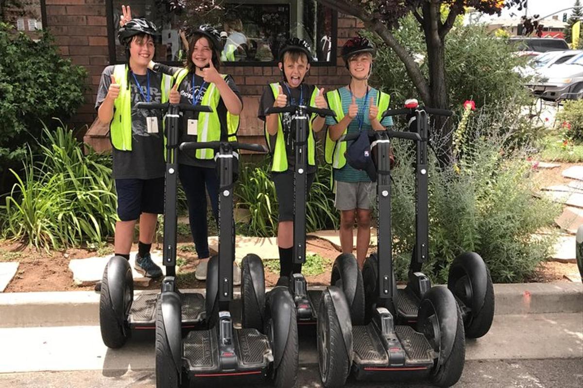 um grupo de quatro pessoas em pé em scooters