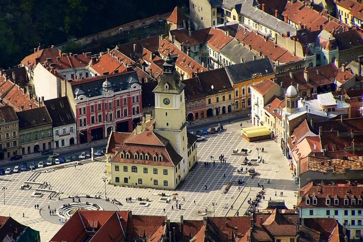 pohled na město s hodinovou věží shora