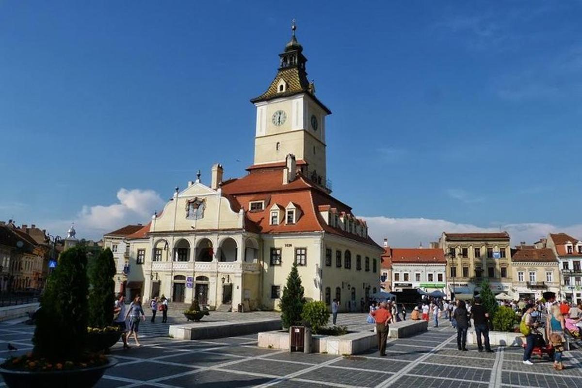 velká budova s hodinovou věží ve městě