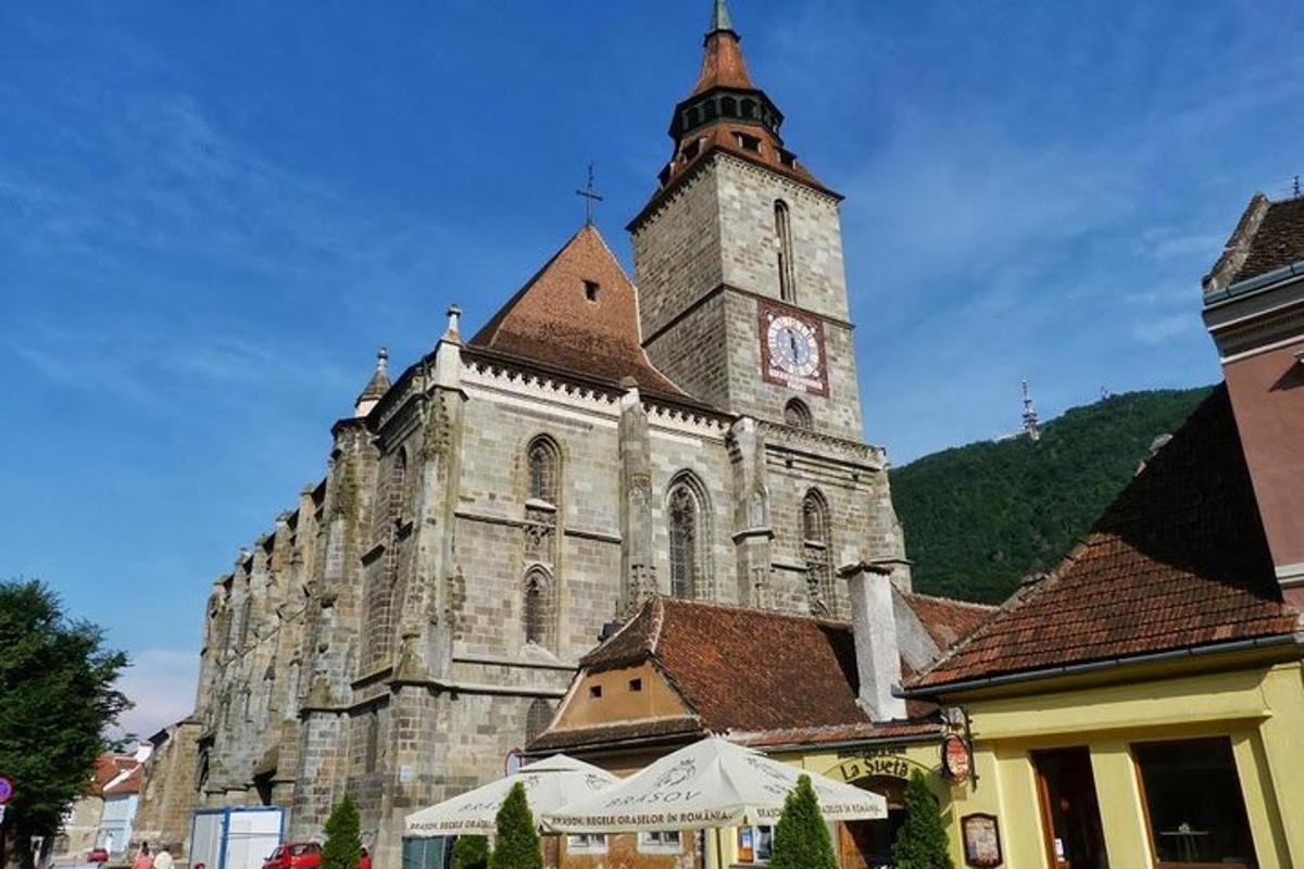 starý kostel s hodinovou věží na vrcholu