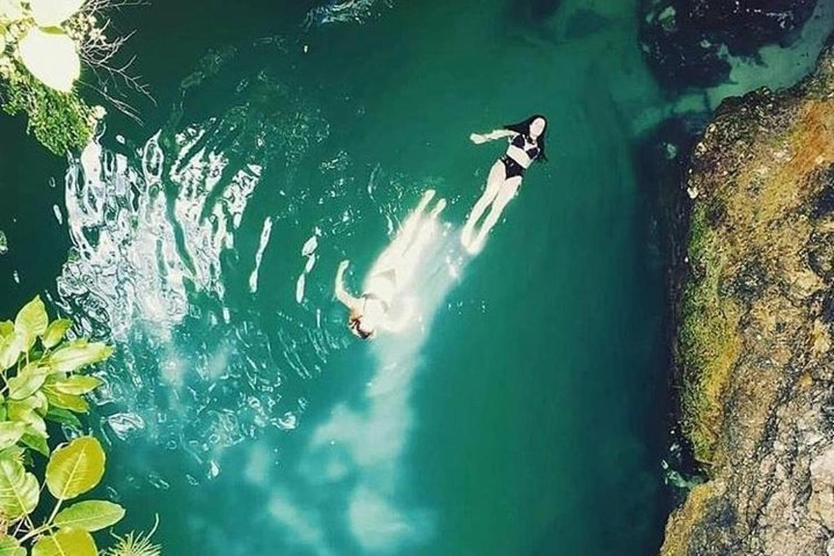 una persona che cavalca una tavola da surf in acqua
